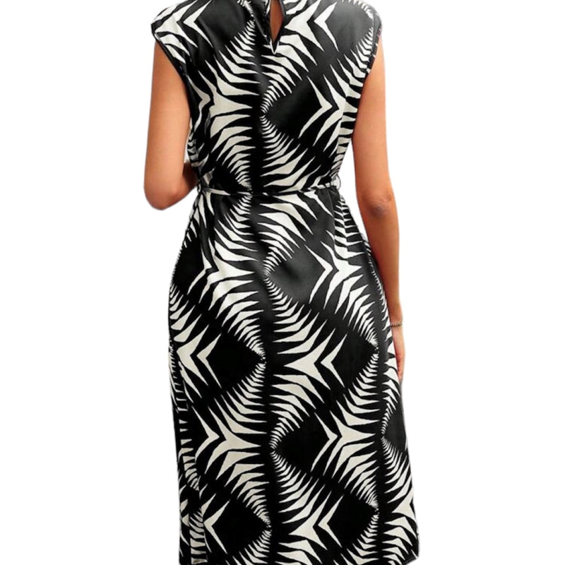 Profitez du style intemporel avec le MAYA Robe Longue Imprimée. Avec sa ceinture à la taille du même tissu et sa longueur élégante, elle est une pièce idéale pour votre look du jour ou du soir. Une robe simple qui s'harmonise avec n'importe quel événement.