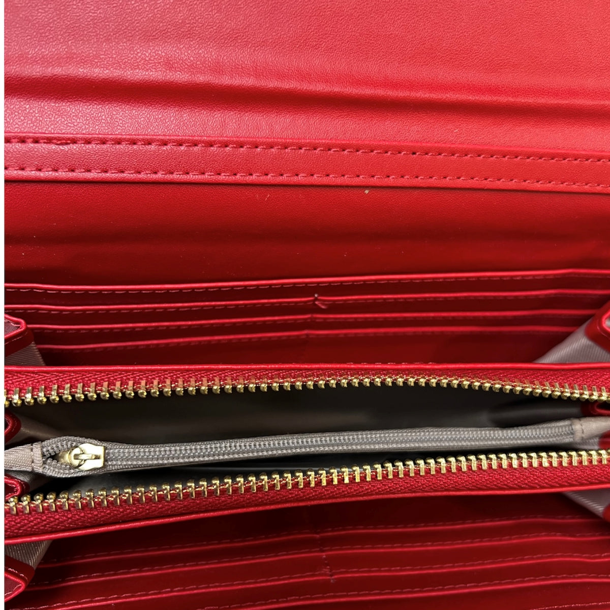 Bienvenue dans le monde audacieux de C'EST ELLE! Ce portefeuille avec ganse rouge offre une sensation de luxe et de risque; son design beau vous permettra de prendre le contrôle de votre look. Vivez votre aventure avec style et audace!