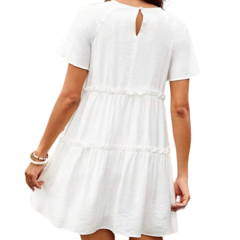 Cette robe de lin blanc C'est Elle affiche un col rond en dentelle et un volant pour un look moderne et chic. Parfait comme vêtement de croisière ou vêtement de voyage. Pensez-vous voyager ? Cette robe vous attend.
