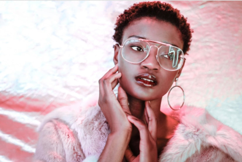 Des lunettes de soleil c'est elle pour un look Glamour!