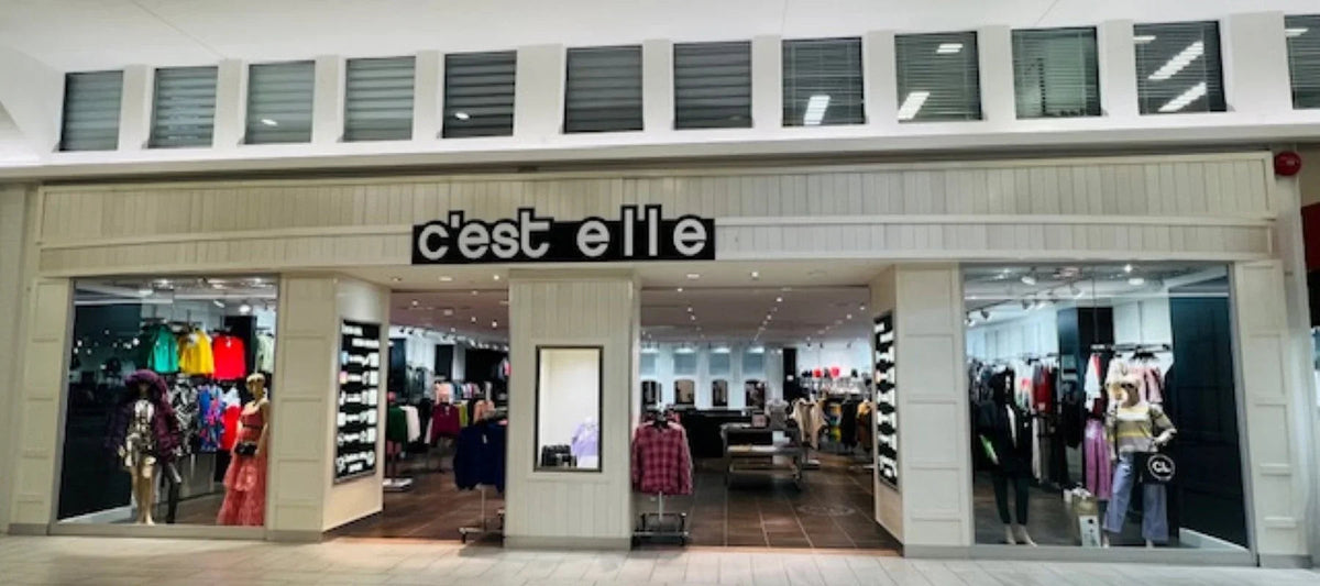 Façade de boutique de vêtements femme, vitrines avec mannequins et vêtements colorés