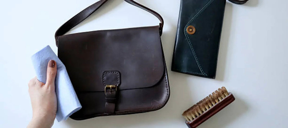 Nettoyage d’un sac à main en cuir marron avec chiffon et brosse accessoires femme