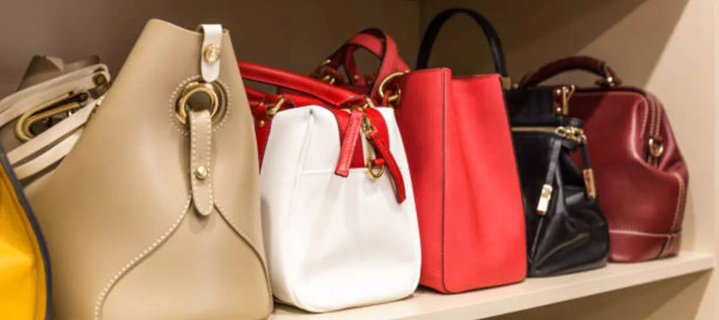 Sacs à main femmes tendance multicolores exposés sur une étagère, accessoires mode élégants