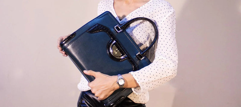 Femme portant un sac à main bleu élégant, tendance accessoire mode pour femme