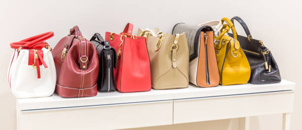 Sacs à main tendance pour femme de différentes couleurs sur une table blanche