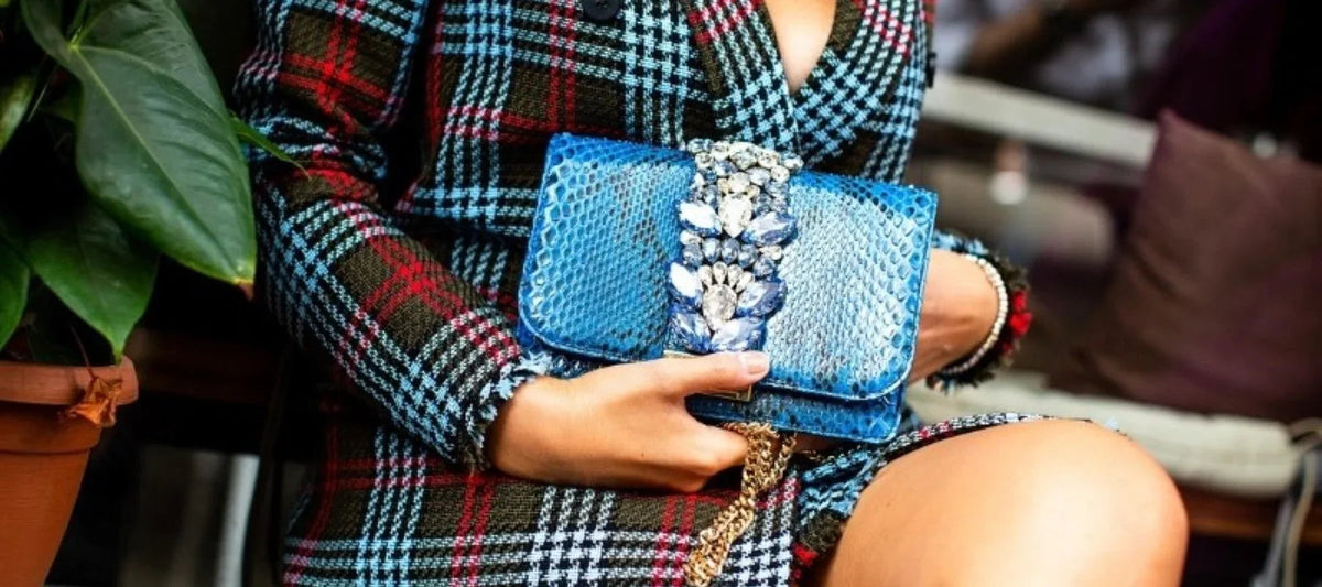 Sac à main femme bleu effet serpent avec strass, tenue à carreaux tendance