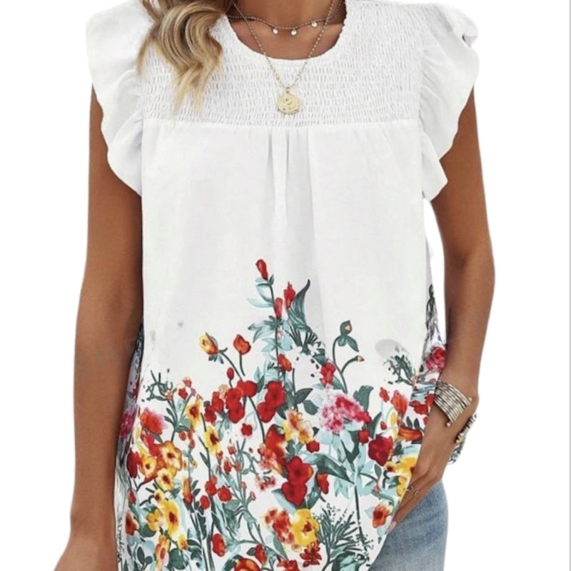 Blouse imprime floral#couleur_blanc Restez au frais et élégante cet été avec notre ravissante blouse imprimé floral de la marque C'est Elle. Conçue pour allier style et confort, cette blouse se distingue par son col rond smocké, offrant un ajustement parfait et un confort optimal tout au long de la journée. 