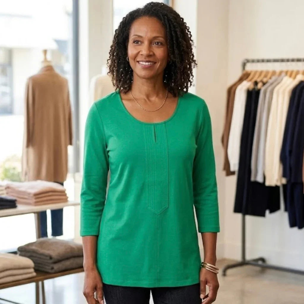 Femme portant un haut vert tendance, idéal pour une tenue mode féminine et élégante.