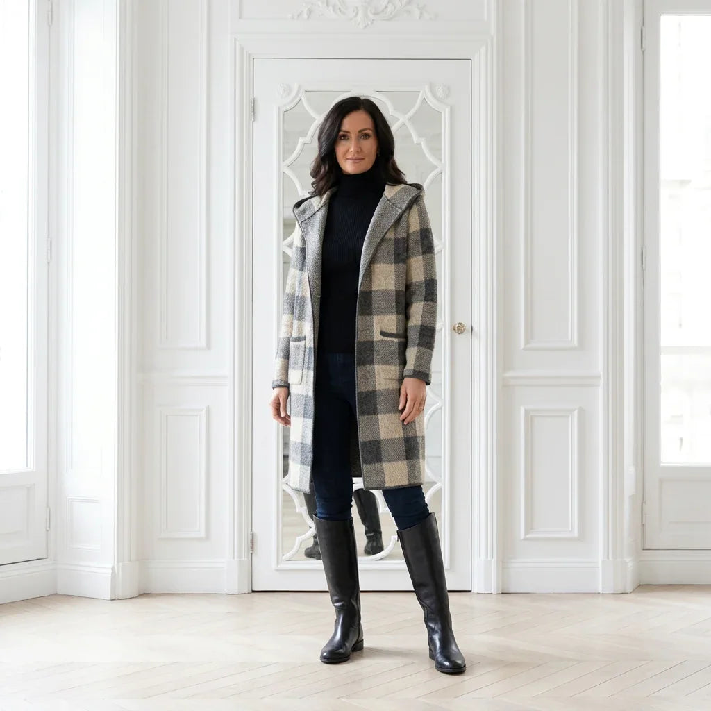 Femme portant un cardigan avec capuchon à carreaux gris et blanc C'est Elle et bottes noires.