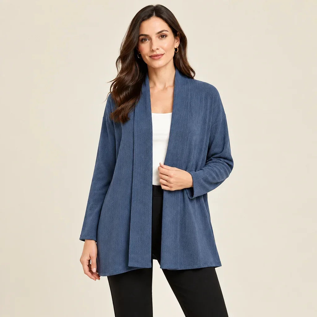 Femme portant le cardigan bleu design Julia Divina de C'est Elle sur un haut blanc