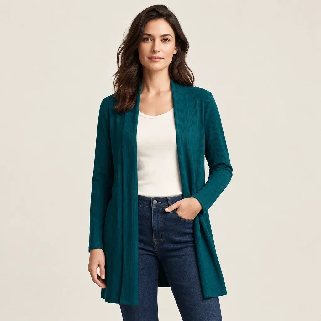 Femme portant le cardigan Julia Divina vert canard avec un t-shirt blanc et un jean bleu.