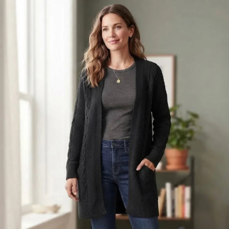 Femme portant un cardigan long noir C'est Elle sur un t-shirt gris et un jean bleu.