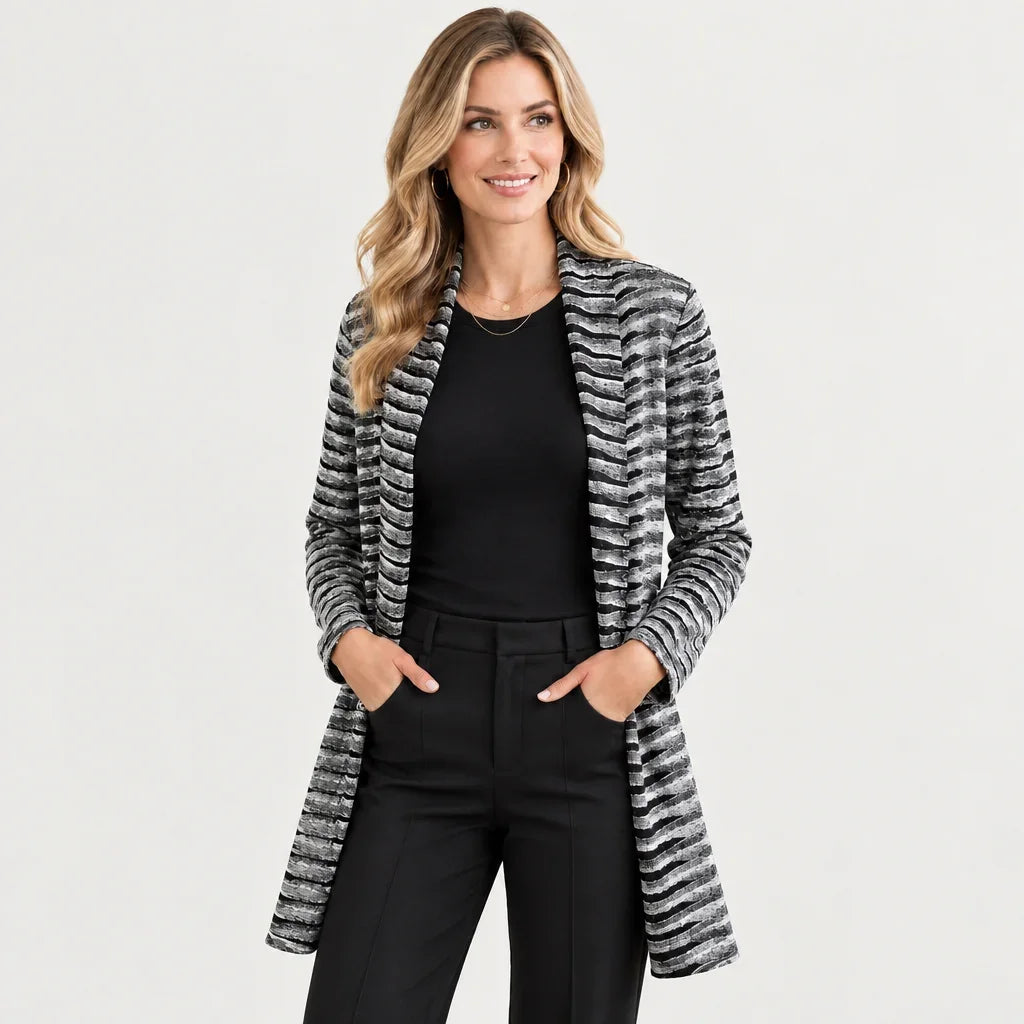 Femme portant le cardigan lurex Julia Divina à rayures noires et argentées sur un ensemble noir.