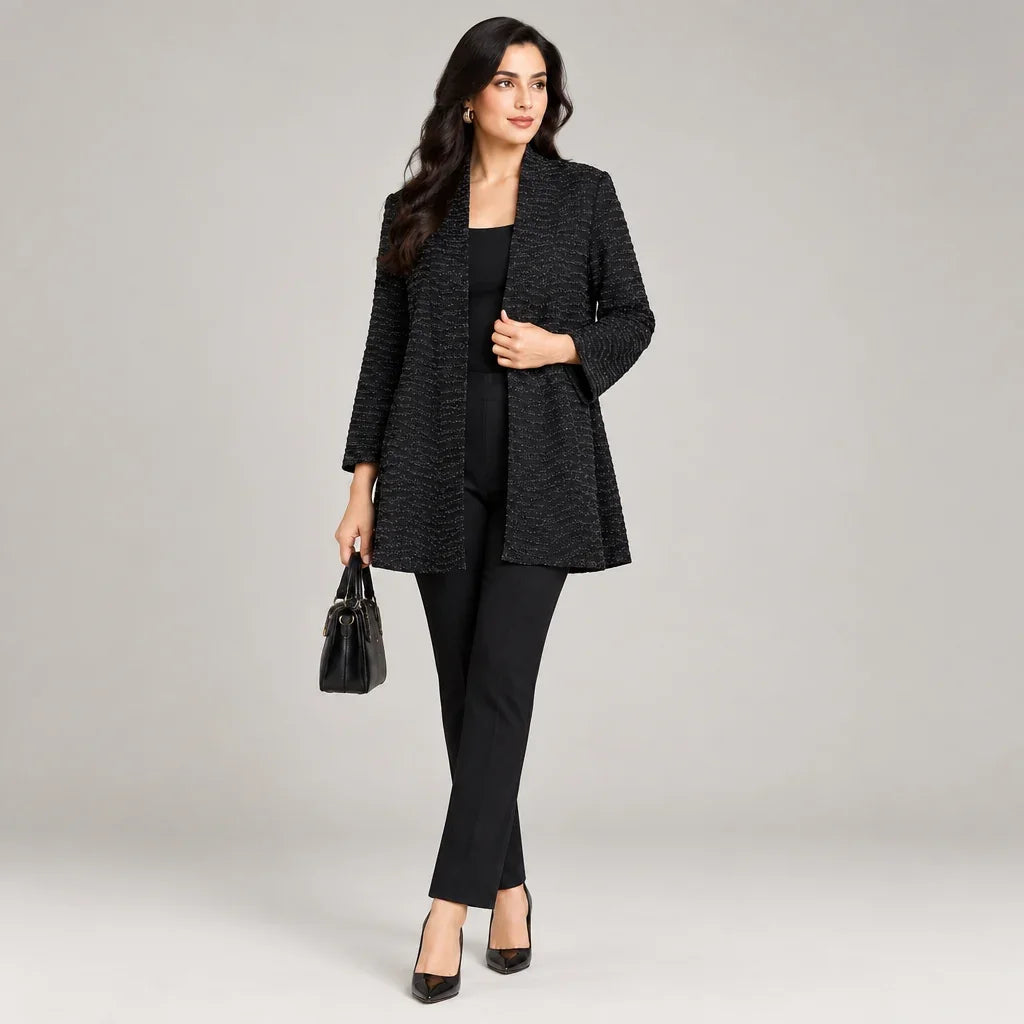 Femme portant le cardigan lurex Julia Divina noir avec un pantalon et des escarpins.