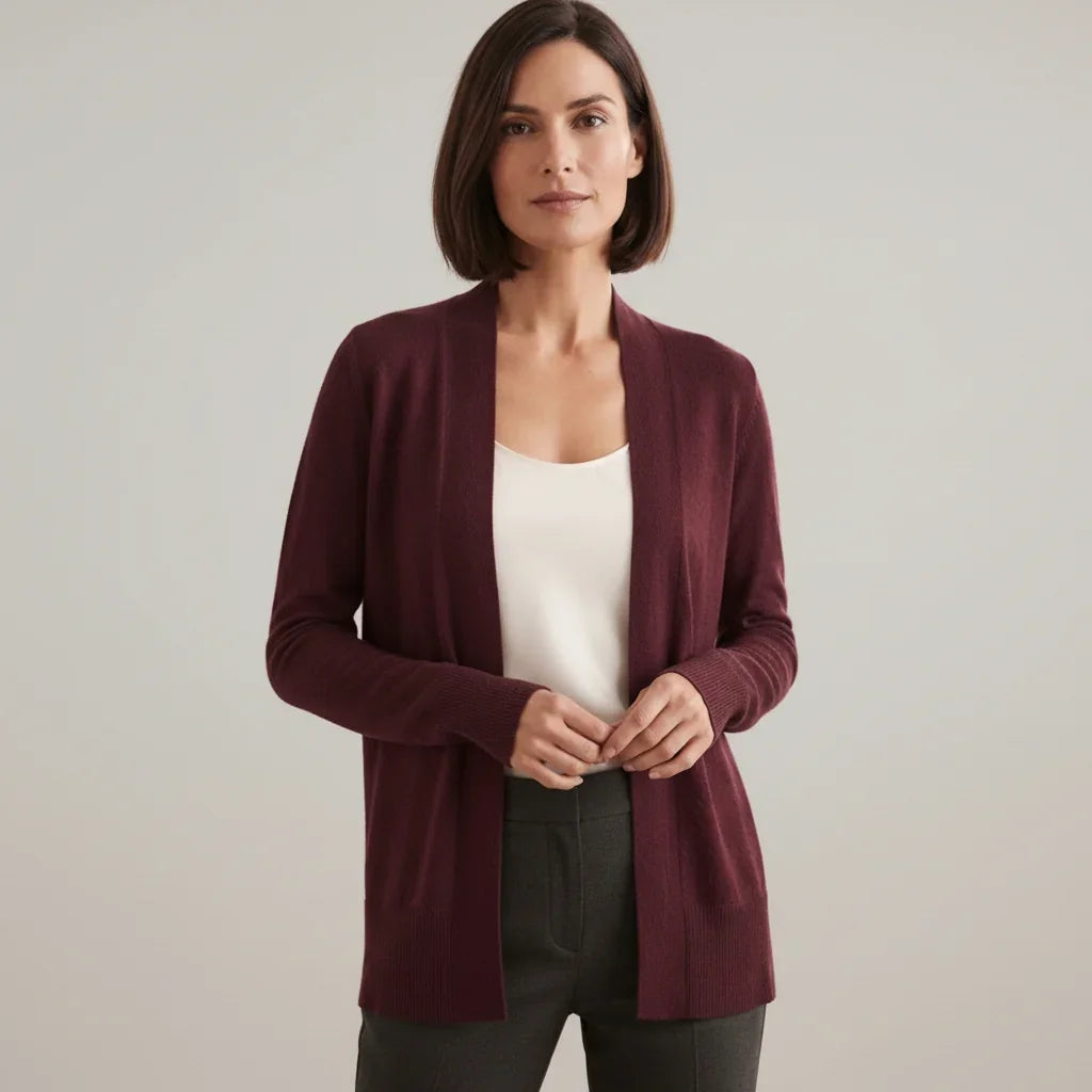 Femme portant un cardigan simple bordeaux ouvert sur un haut blanc et un pantalon gris de C'est Elle