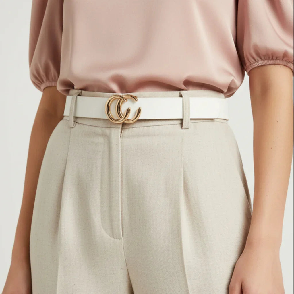 Ceinture blanche à boucle dorée pour tenue féminine tendance