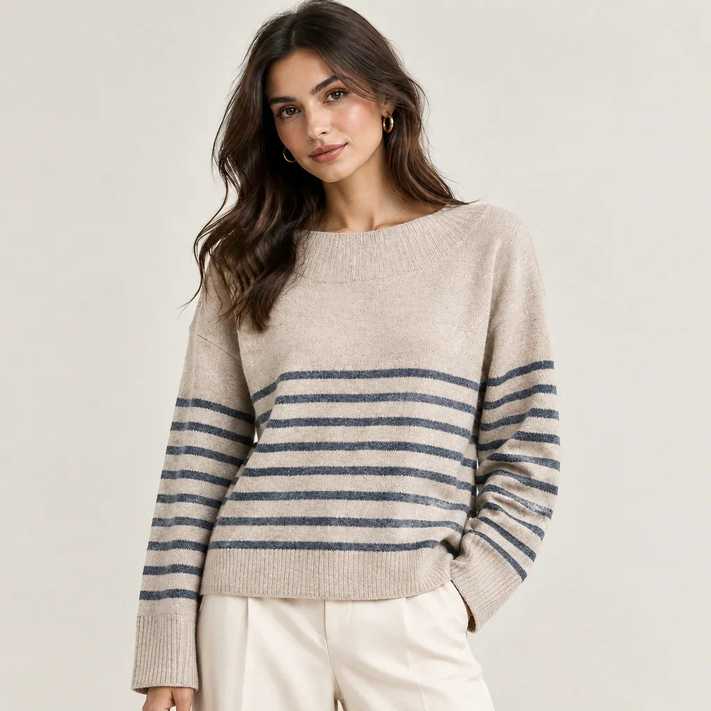 Femme portant un chandail col bateau beige à rayures bleues de la marque C'est Elle.