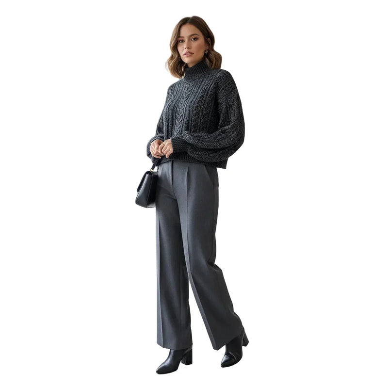Femme portant un pull gris à torsades et un pantalon large gris foncé.