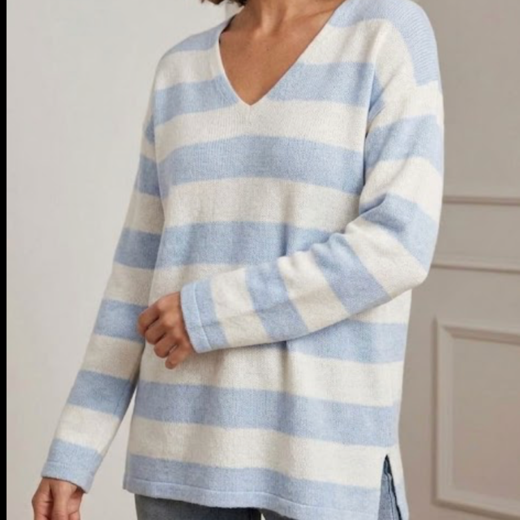 Chandail en maille douce C'est Elle à rayures bleues et blanches avec col en V