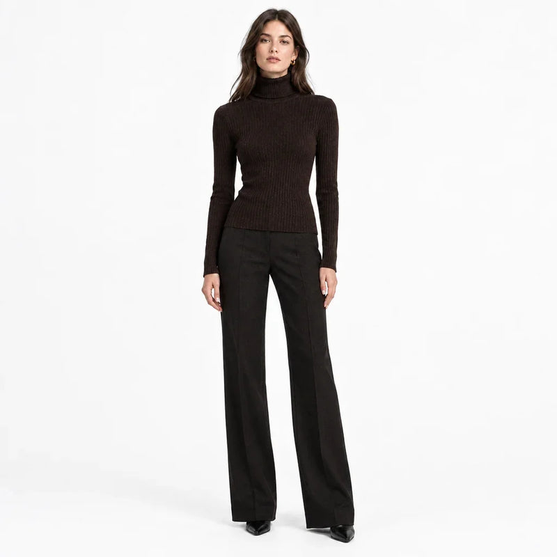 Femme portant un col roulé moulant marron et un pantalon large noir de C'est Elle.