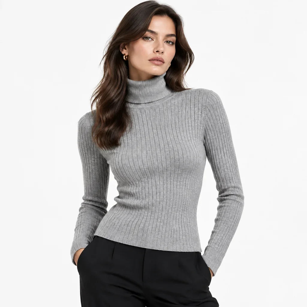 Femme portant un col roulé moulant côtelé gris de la marque C'est Elle