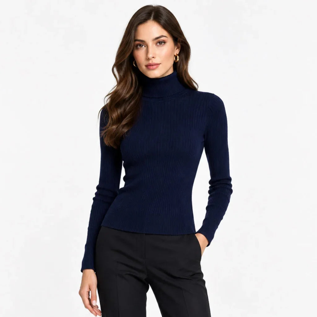 Femme portant un col roulé moulant bleu marine côtelé de C'est Elle avec un pantalon noir.