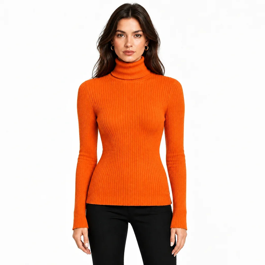 Femme portant un col roulé moulant orange côtelé de C'est Elle et un pantalon noir.