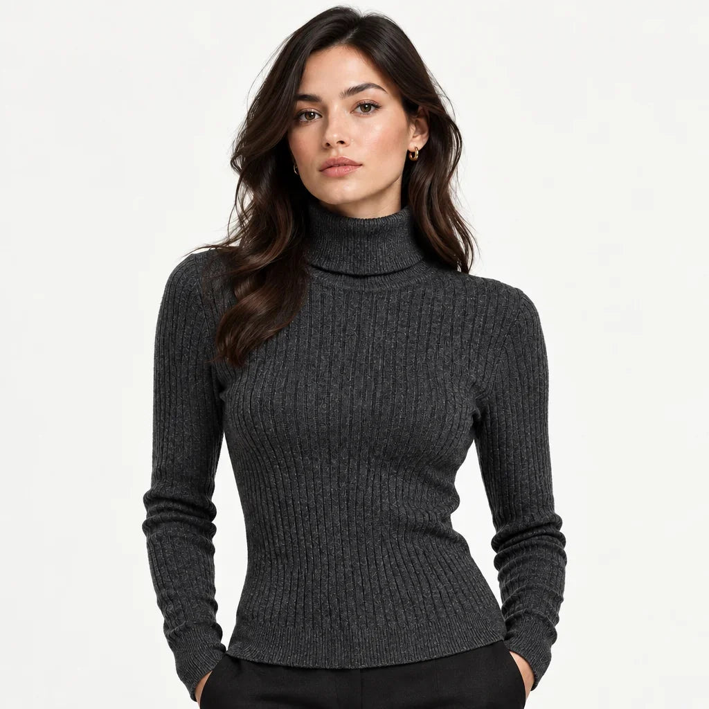 Femme portant un col roulé moulant gris côtelé de la marque C'est Elle.