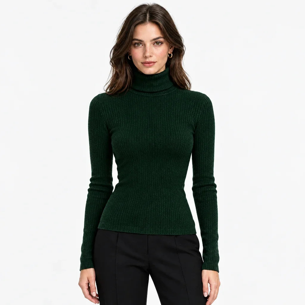 Femme portant un col roulé moulant côtelé vert foncé de la marque C'est Elle.