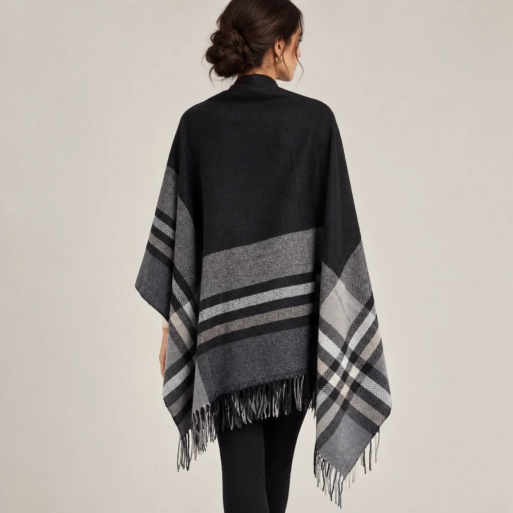 Femme de dos portant un foulard poncho britannique noir et gris à carreaux de C'est Elle.