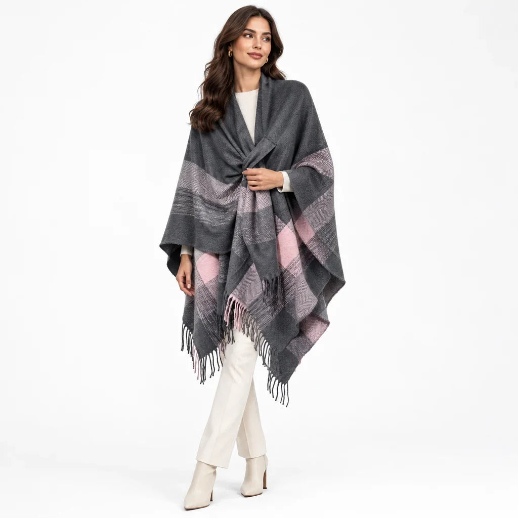 Femme portant un foulard poncho britannique à carreaux gris et rose de C'est Elle