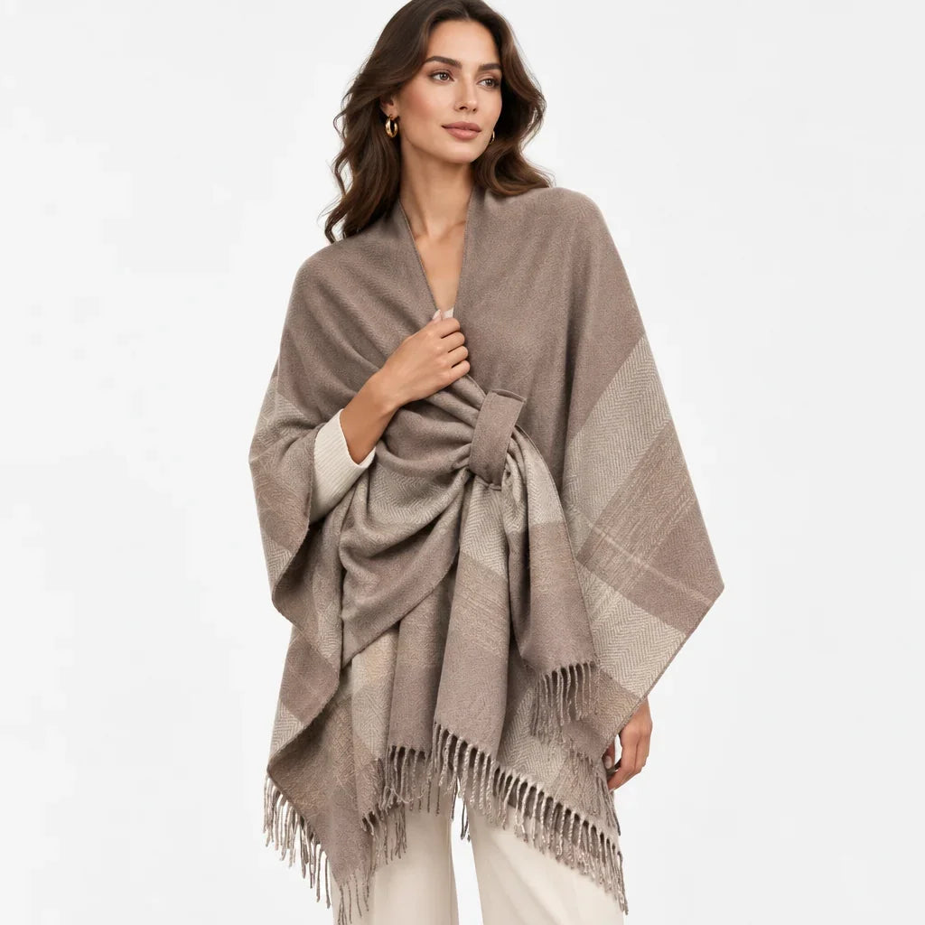 Femme portant un foulard poncho britannique beige à carreaux de C'est Elle