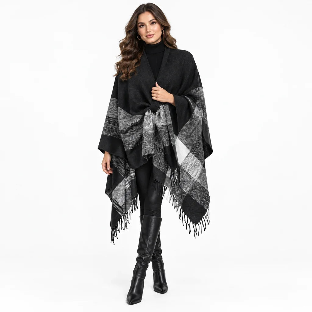 Femme portant un foulard poncho britannique à carreaux noir et blanc de C'est Elle.