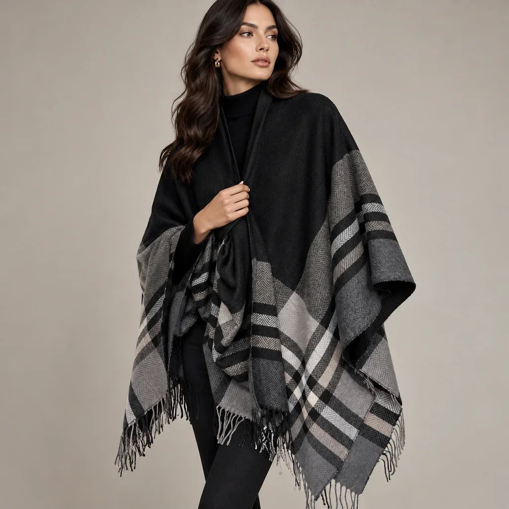 Femme portant un foulard poncho britannique à carreaux gris et noir de C'est Elle