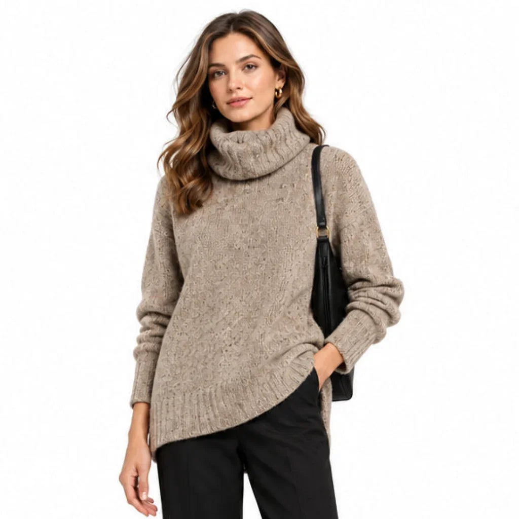 Femme portant un gros col roulé beige de C'est Elle avec un sac à main noir