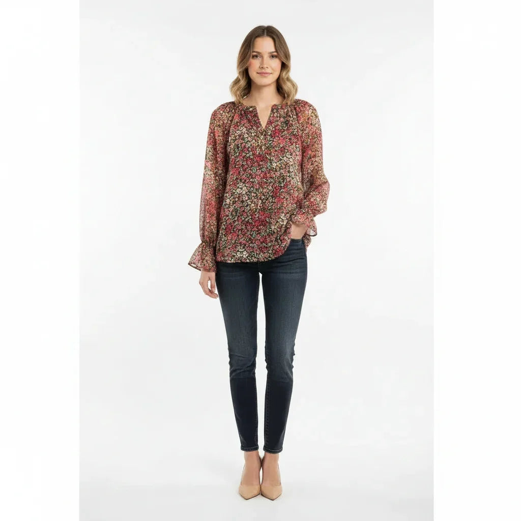 Blouse à fleurs pour femme avec manches volantées et jeans skinny, look tendance mode