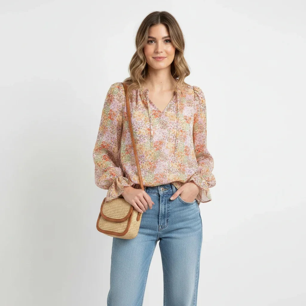 Blouse fleurie à manches bouffantes avec sac en paille et jeans, tendance mode femme