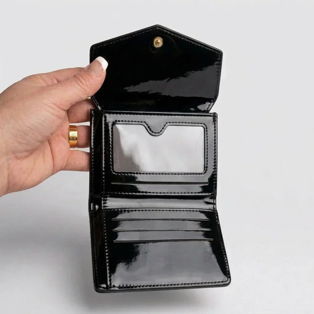 Petit porte-monnaie noir verni ouvert avec compartiments pour cartes de C'est Elle