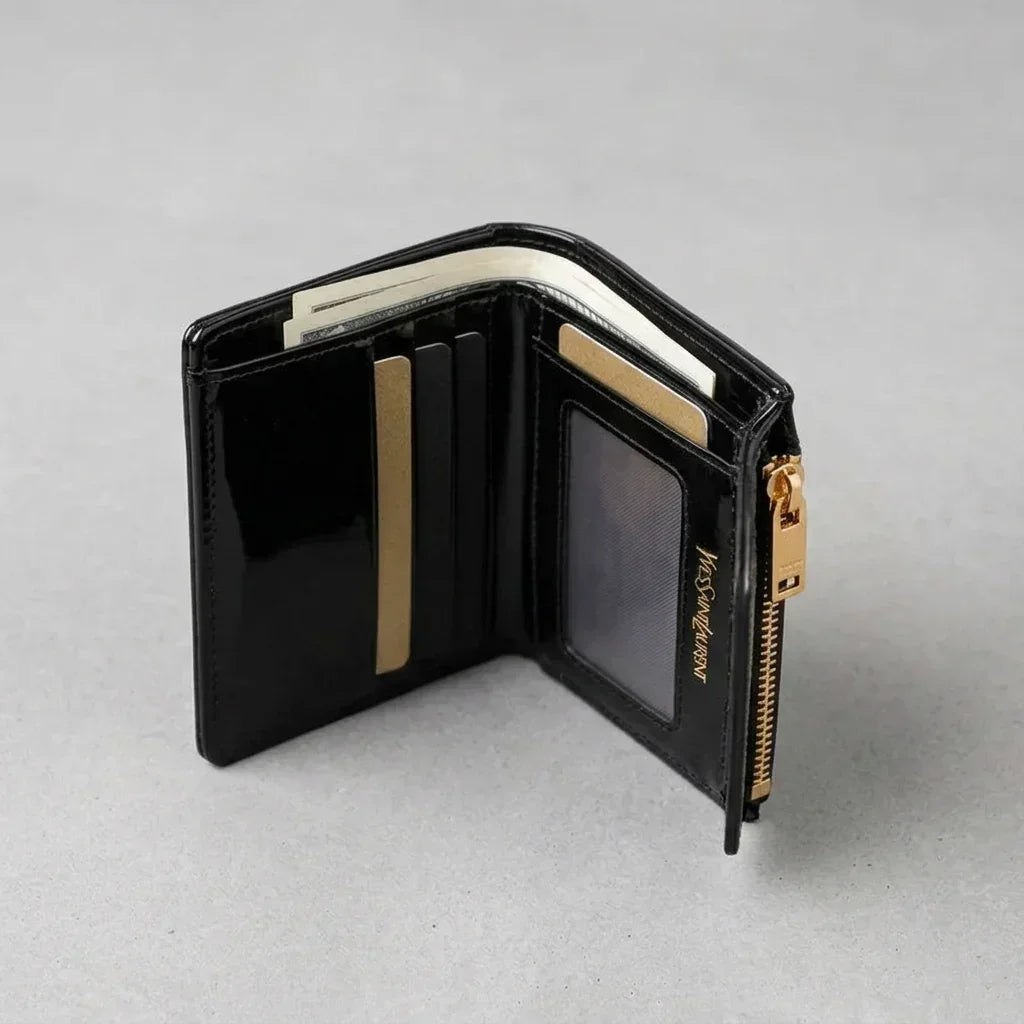 Petit porte-monnaie noir verni C'est Elle ouvert avec compartiments pour cartes et fermeture éclair.