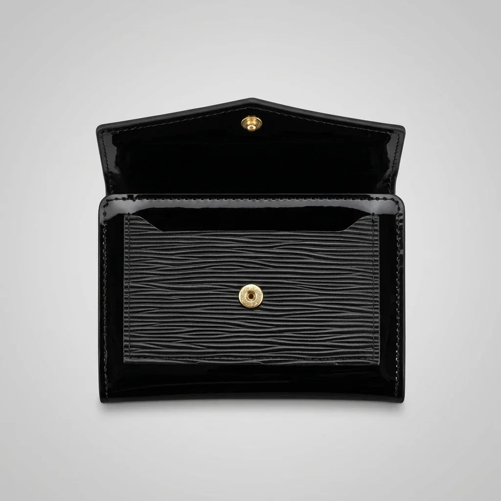 Petit porte-monnaie noir verni ouvert avec intérieur texturé de C'est Elle