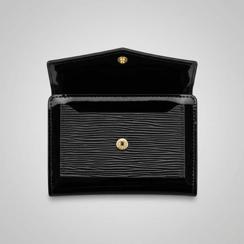Petit porte-monnaie noir verni ouvert avec intérieur texturé de C'est Elle