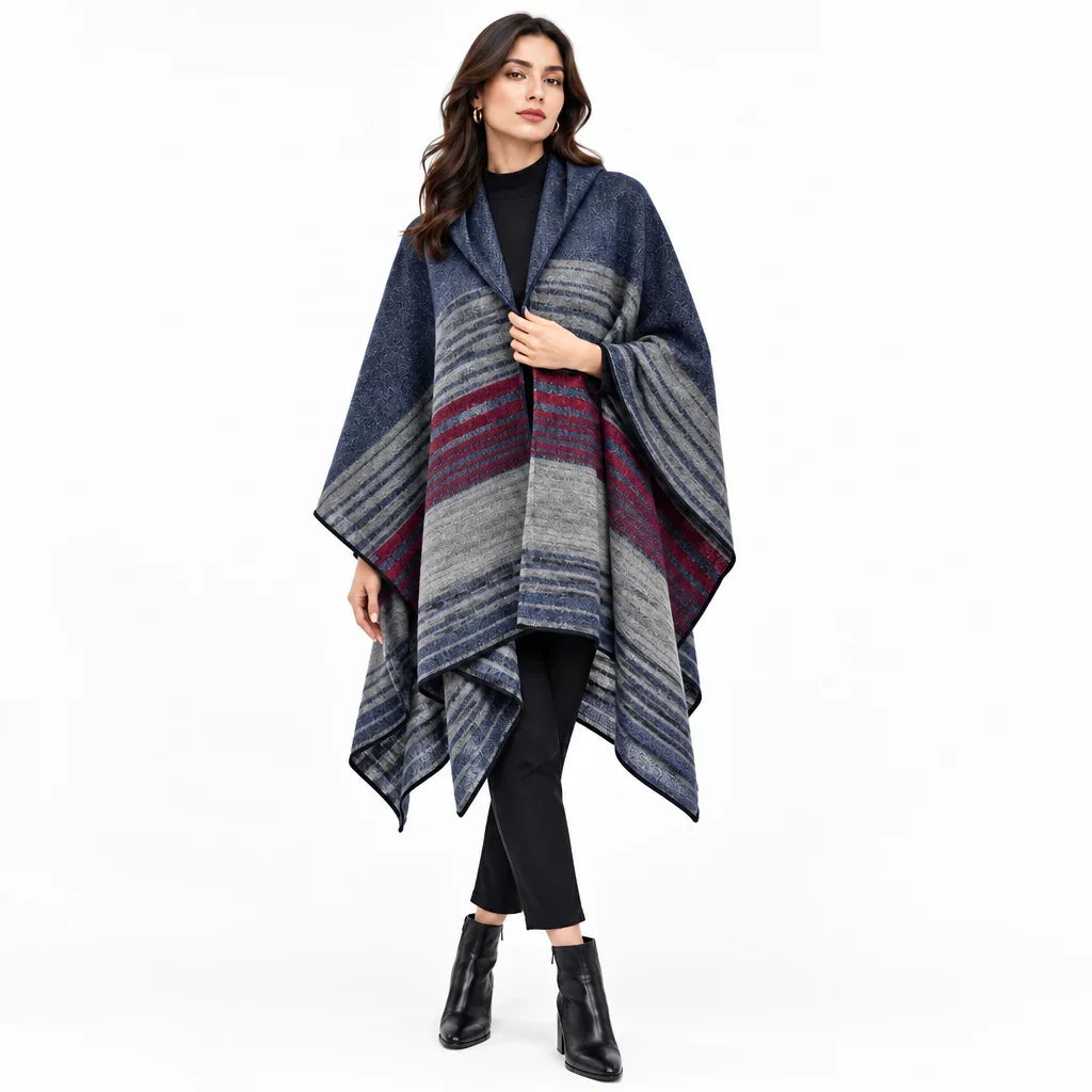 Femme portant un poncho à capuche rayé bleu, gris et bordeaux de C'est Elle