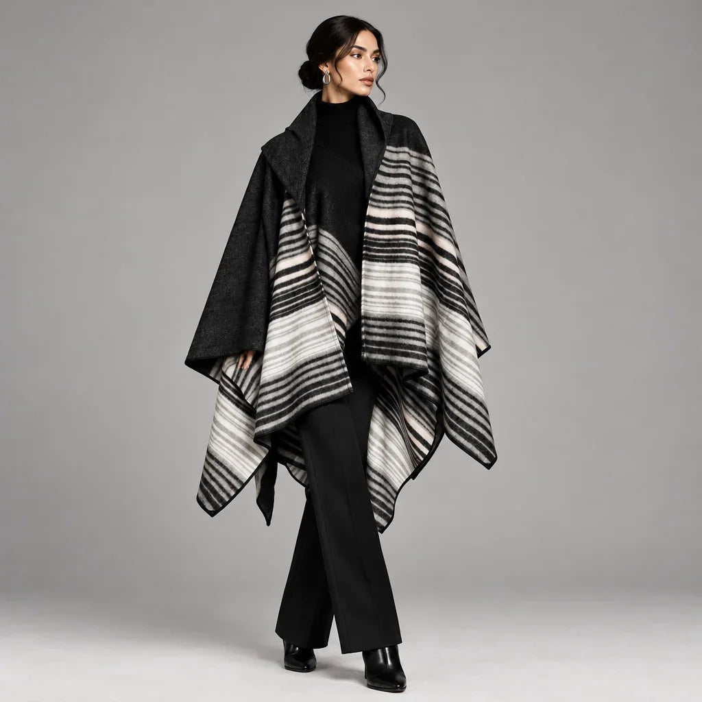 Femme portant un poncho à rayures grises et blanches de la marque C'est Elle
