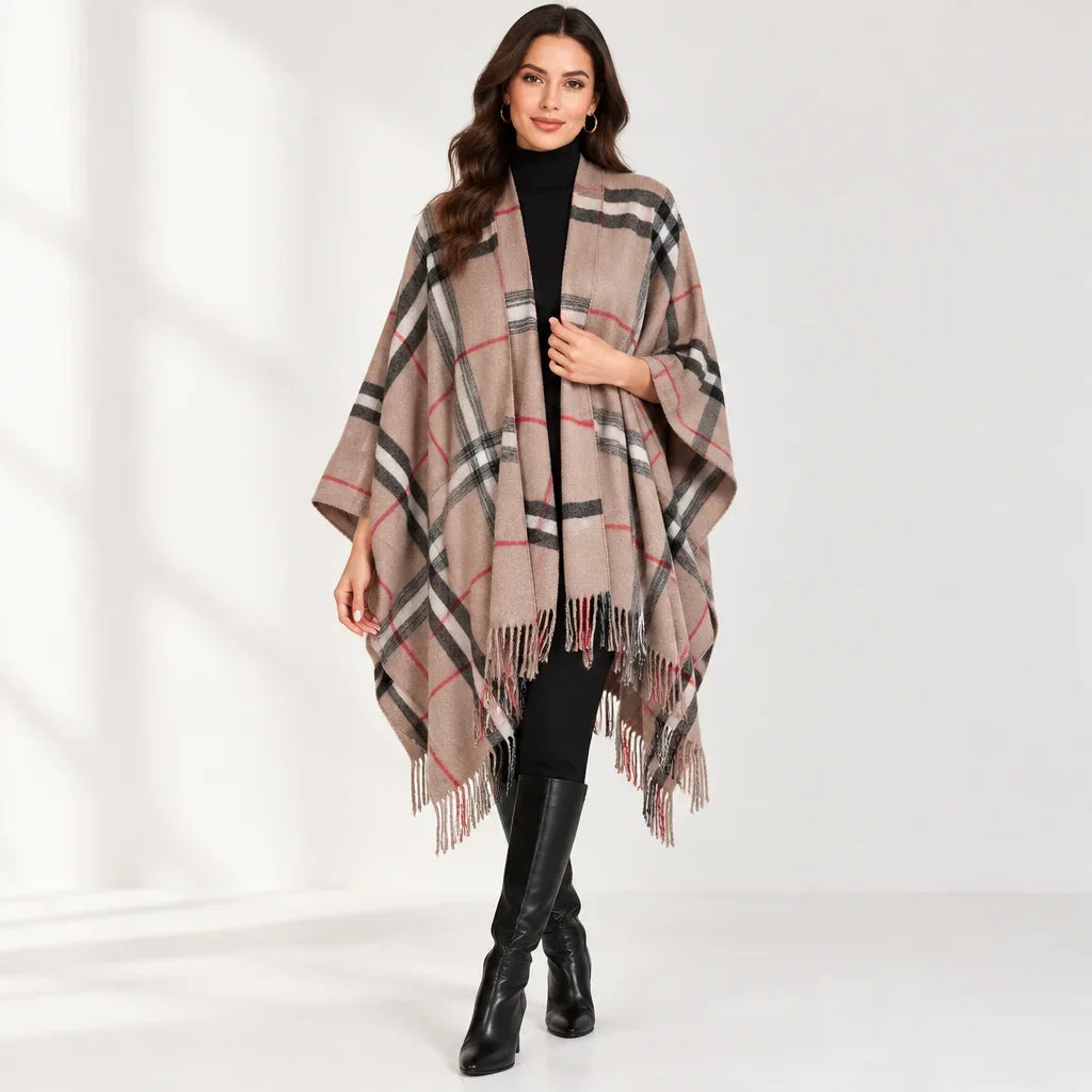 Femme portant un poncho à carreaux beige et noir de C'est Elle avec bottes noires