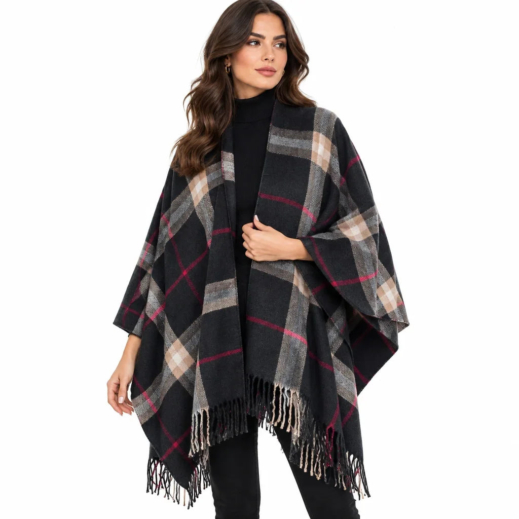Femme portant un poncho à carreaux noir et gris de la marque C'est Elle.