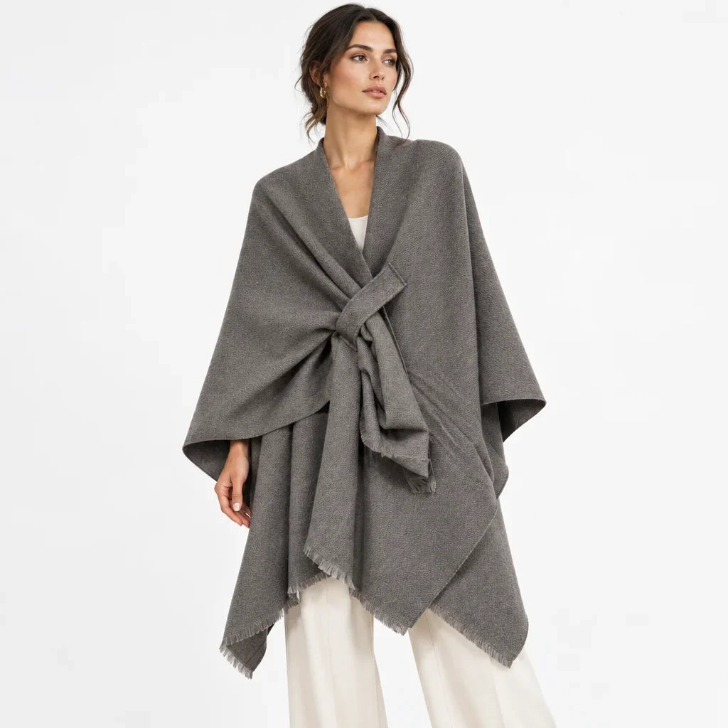 Femme portant un poncho foulard gris avec nœud à la taille de la marque C'est Elle