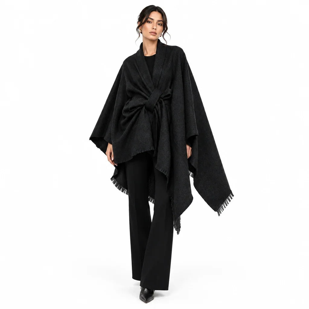 Femme portant un poncho foulard noir noué à la taille de la marque C'est Elle