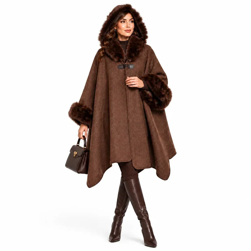 Femme portant un poncho marron avec capuche et bordures en fourrure de C'est Elle