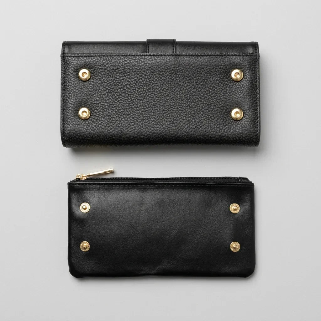 Ensemble portefeuille et pochette en cuir noir avec détails dorés de C'est Elle