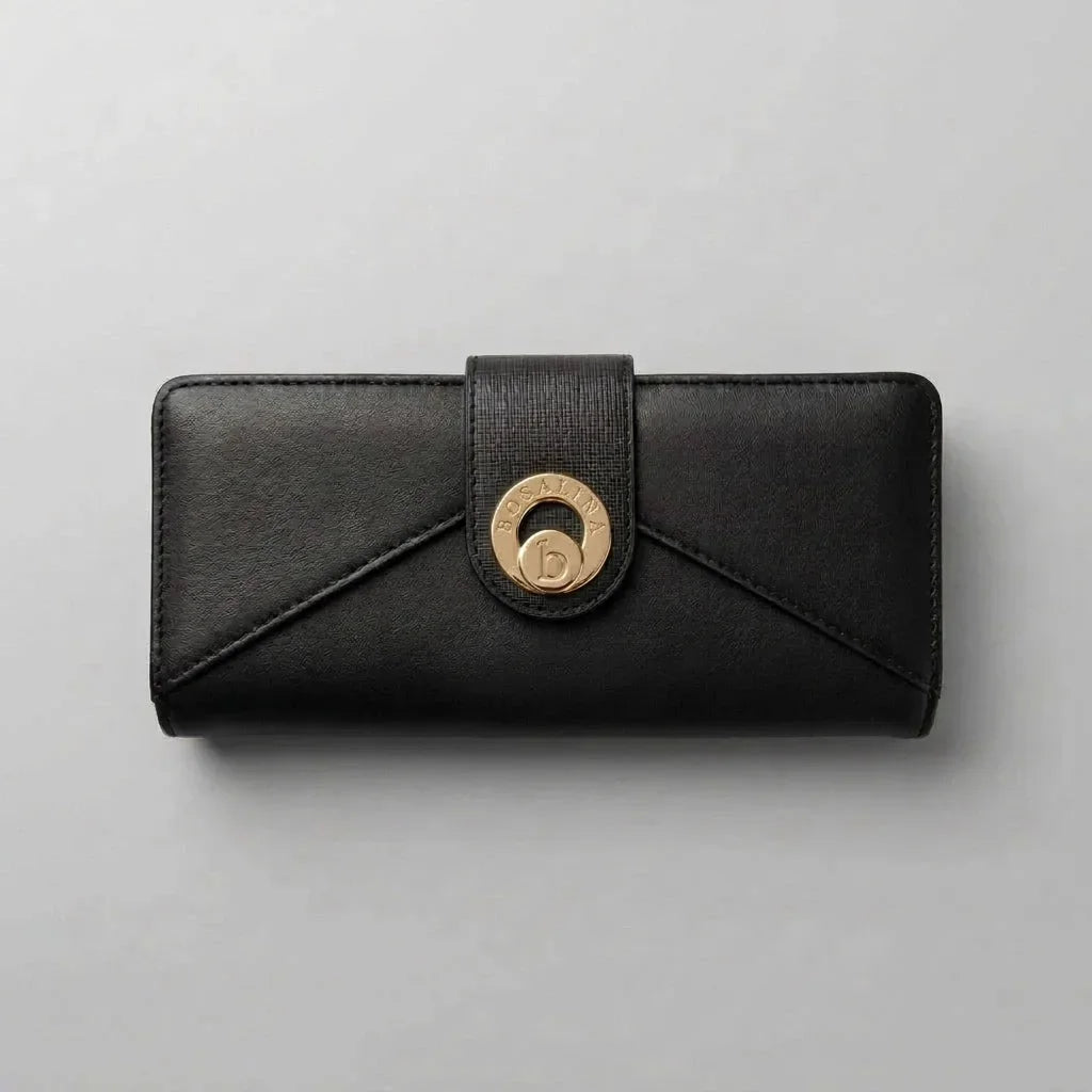 Portefeuille fourre-tout noir Bosalina avec fermoir doré circulaire sur fond gris.